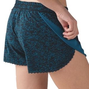 Lululemon Hit It Short (3 1/2") in Iced Wave Capri Black / Black, Size 6